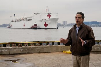 El gobernador Andrew Cuomo recibió a la embarcación y dijo que ayudará a mitigar la situación de los hospitales de la ciudad, abrumados por la cantidad de pacientes que han contraído la enfermedad. Además de las 1.000 camas, el Comfort cuenta con 12 quirófanos que podrían estar funcionando dentro de las 24 horas.