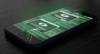 Un smartphone oscuro con la pantalla resquebrajada en la parte inferior, mostrando texto verde tipo código y dos ventanas emergentes con un icono de ojo.