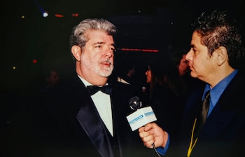 El salvadoreño entrevistó a George Lucas en una de sus coberturas en los premios Óscar para medios salvadoreños./(Cortesía)