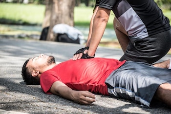 Los datos abarcaron de 2014 a 2021 e incluyeron a casi 125,000 pacientes con paro cardíaco -- 90,000 de vecindarios predominantemente blancos, 20,600 de vecindarios afroamericanos y más de 14,000 de vecindarios hispanos, dijeron los investigadores