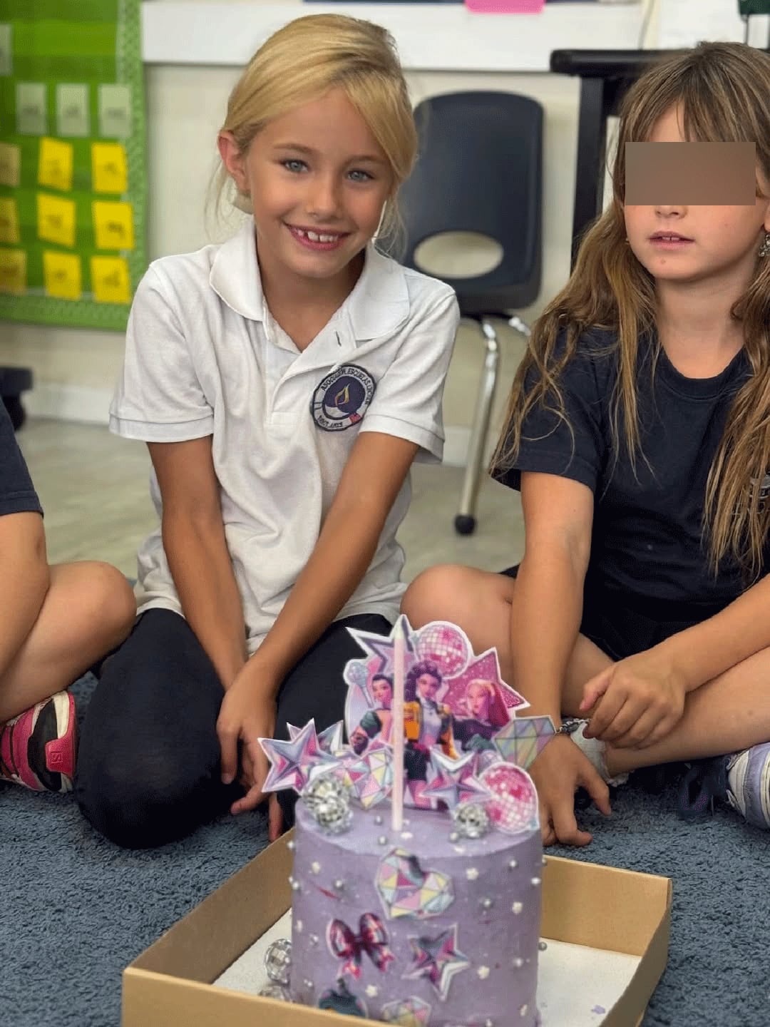 La cumpleañera llevó una torta para disfrutar con los integrantes de su clase