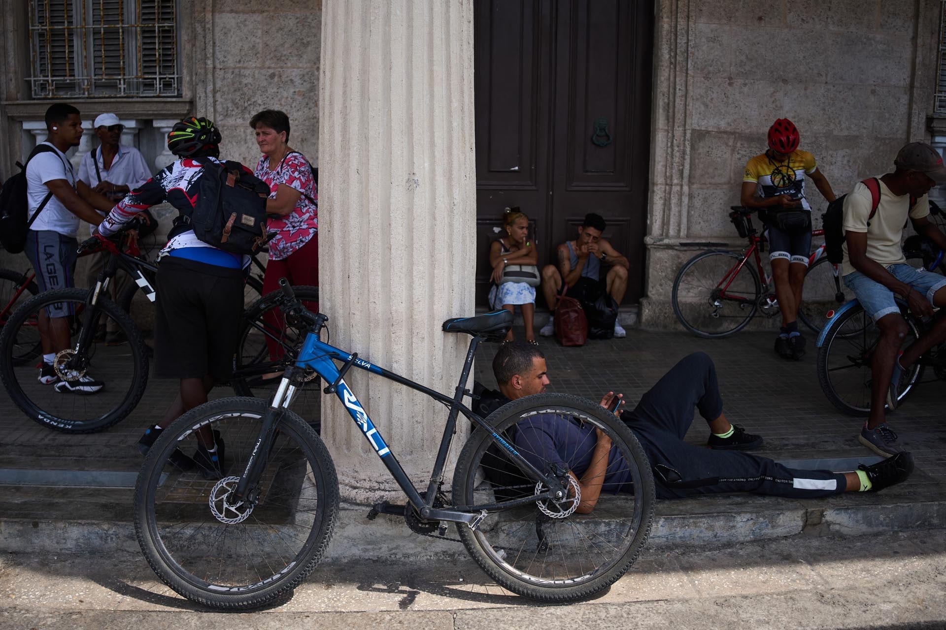 Residentes de La Habana utilizan bicicletas como principal medio de transporte, adaptándose a la escasez de combustible que afecta a la isla caribeña, como se observa en esta concurrida calle.
