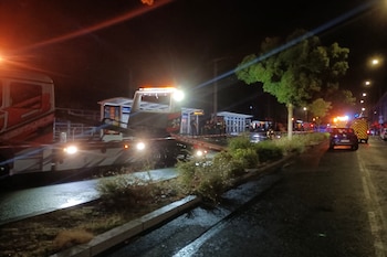La policía investiga el lugar donde un hombre embistió con su vehículo a un grupo de personas en la ciudad de Caen, en el noroeste de Francia, causando la muerte de una persona y heridas a otras 10, el 26 de agosto de 2026 (Matthieu CLAVEL/AFP)
