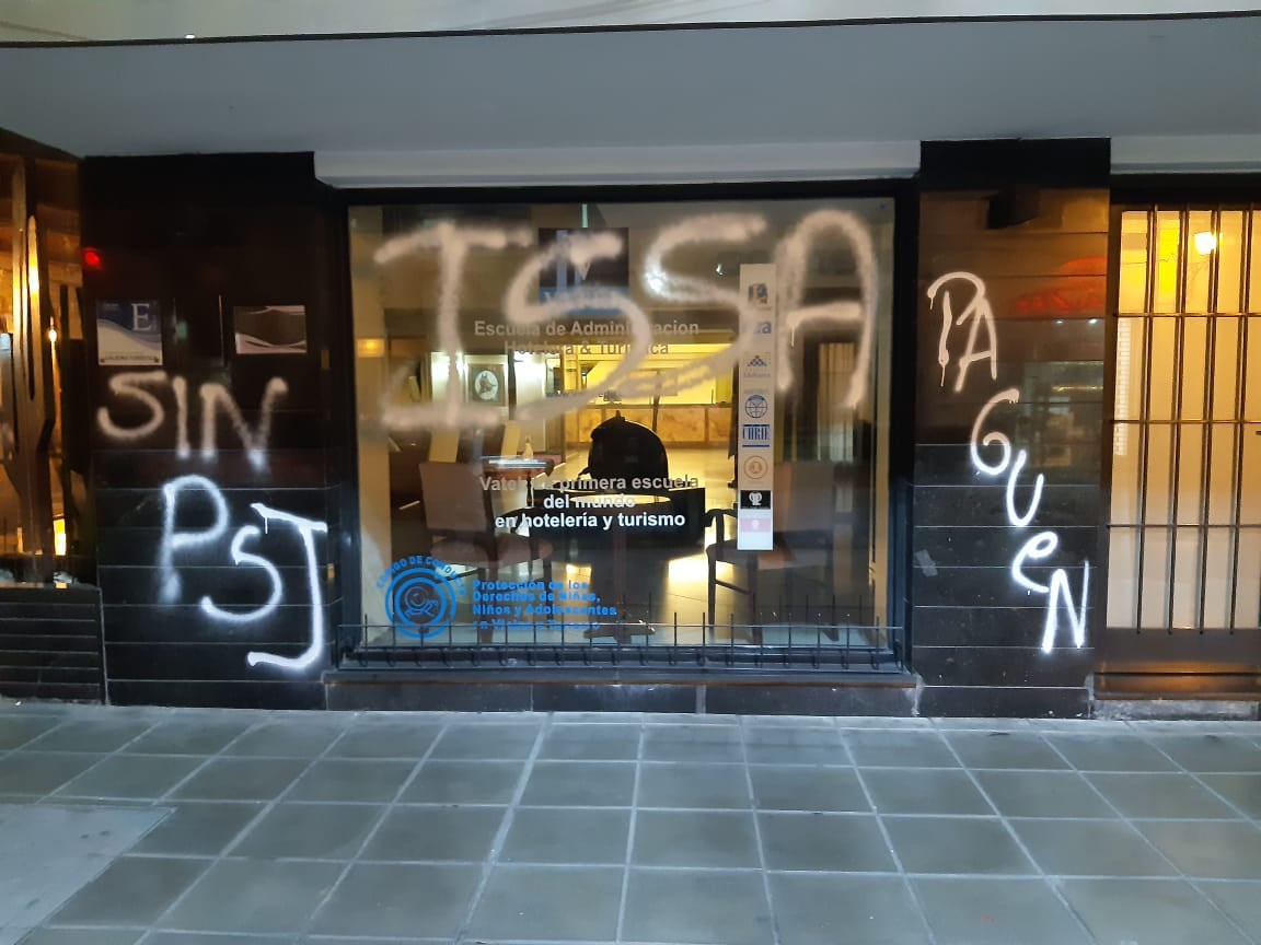 El Hotel Provincial de Salta fue bloqueado en 2021 y sufrió daños como pintadas en su frente
