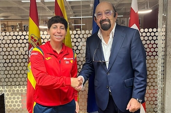 29/09/2026 La extenista Carla Suárez ha renovado ¡como capitana de la selección española de la BJKC hasta 2029..
La extenista Carla Suárez, de 38 años, ha renovado este martes su cargo al frente de la selección española Iberdrola de tenis en la Billie Jean King Cup (BJKC) para las tres próximas temporadas, hasta 2029, en un acto junto al presidente de la Real Federación Española de Tenis (RFET), Miguel Díaz Román, en la sede de dicho organismo en Barcelona.
CATALUÑA ESPAÑA EUROPA BARCELONA DEPORTES
RFET