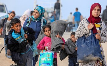 Palestinos se abren paso mientras intentan regresar a sus hogares en el norte de Gaza (REUTERS/Ramadán Abed)