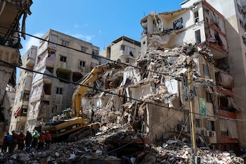Una excavadora retira los escombros de un edificio parcialmente destruido por un ataque aéreo israelí, durante una visita de prensa organizada por la oficina de prensa de Hezbollah, en el barrio de Hay el-Sellom, en las afueras del sur de Beirut, Líbano, el 10 de abril de 2026
EFE/WAEL HAMZEH