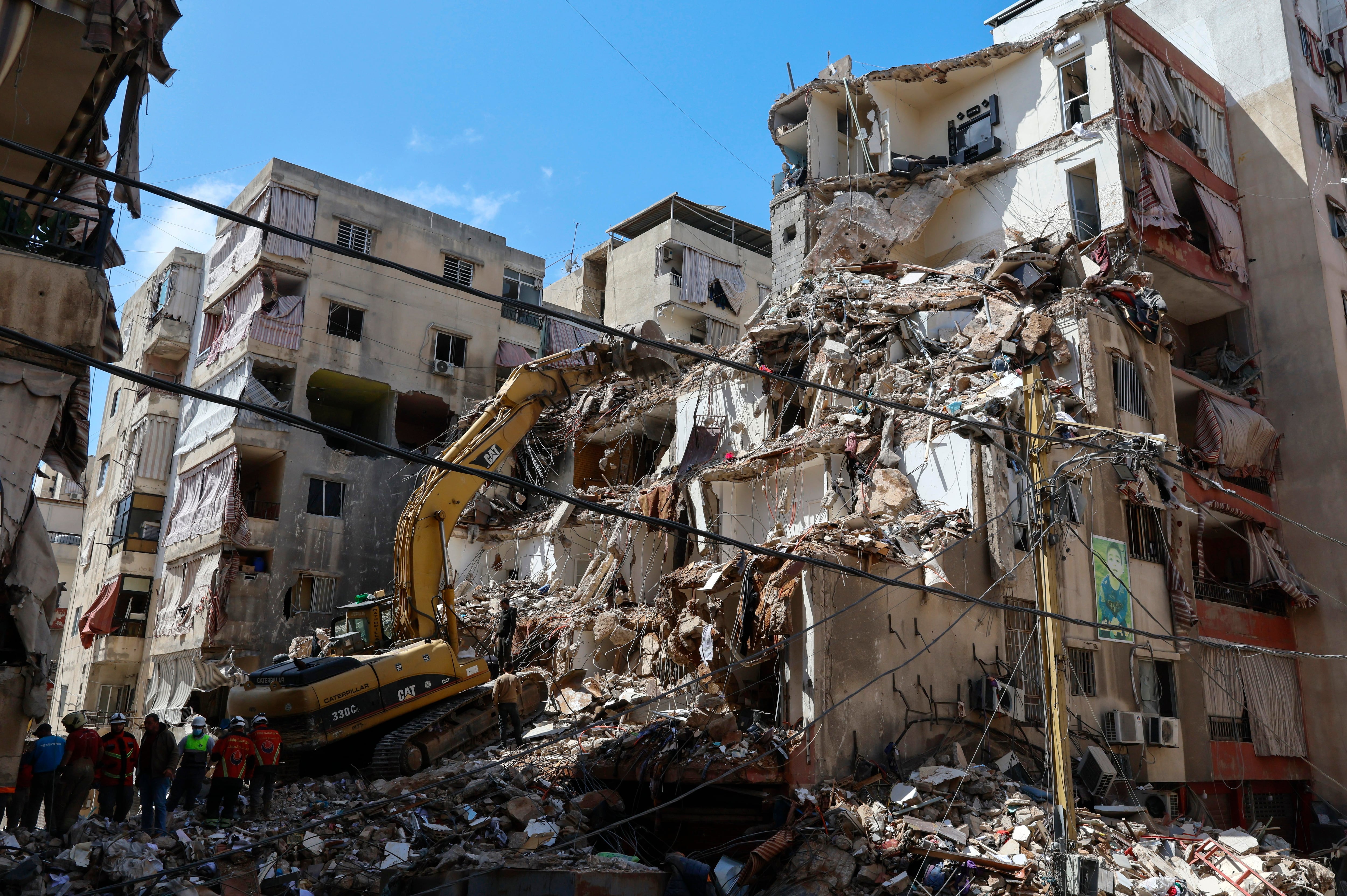 Una excavadora retira los escombros de un edificio parcialmente destruido por un ataque aéreo israelí, durante una visita de prensa organizada por la oficina de prensa de Hezbollah, en el barrio de Hay el-Sellom, en las afueras del sur de Beirut, Líbano, el 10 de abril de 2026
EFE/WAEL HAMZEH