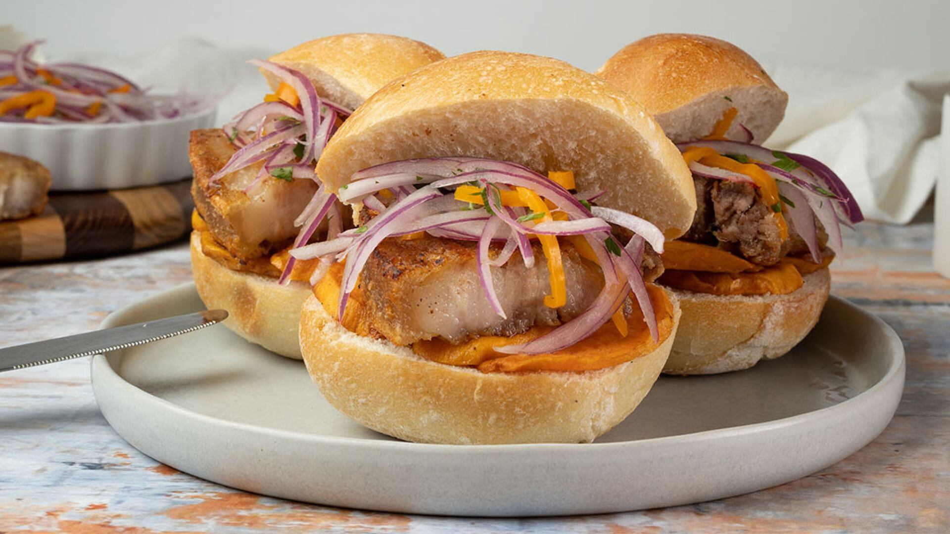 Cómo votar tres veces por el pan con chicharrón en el Mundial de desayunos: Perú disputa la final contra Venezuela
