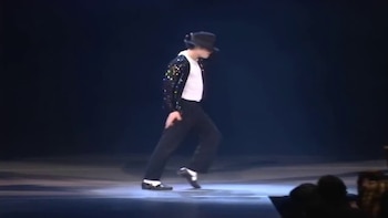 El moonwalk debutó en 1983 y se transformó en el paso de baile más emblemático de Michael Jackson