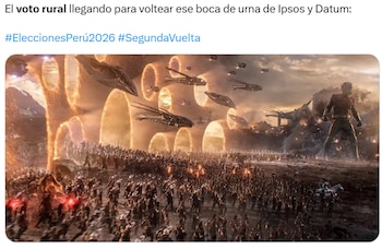 Escena de batalla épica con cientos de figuras humanoides en un terreno desolado, portales de energía naranjas y naves voladoras, con un gigante a la derecha