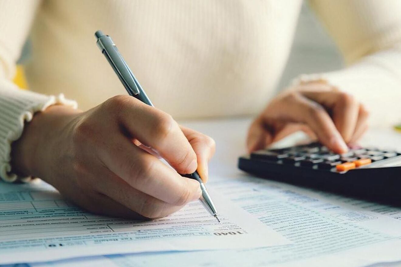 Una persona realiza el borrador de la Declaración de la Renta. (Ilastec Software)