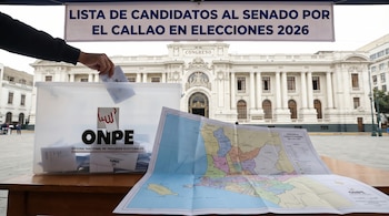 Una mano inserta una papeleta en una ánfora transparente de la ONPE, con el Congreso de Perú de fondo y un mapa del Callao y un cartel sobre Elecciones 2026.