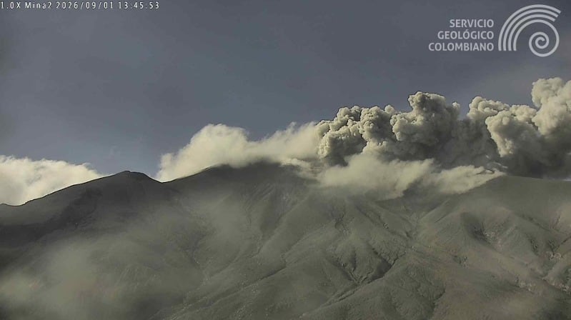 Registro de la cámara Mina, ubicada a 2,2 km al norte del volcán Puracé, que muestra la emisión de ceniza del 1 de agosto de 2026 a las 8:43 a. m. - crédito SGC