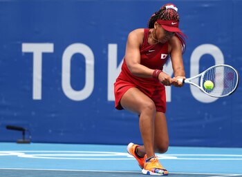 Juegos Olímpicos de Tokio 2020 - Tenis - Individual femenino - Ronda 2 - Parque de Tenis Ariake - Tokio, Japón. La japonesa Naomi Osaka en acción durante su partido de segunda ronda contra la suiza Viktorija Golubic, 26 de julio de 2021. REUTERS/Mike Segar