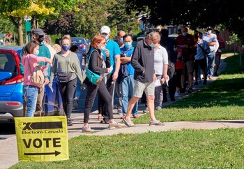 Personas asisten a un centro