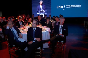 El embajador británico en la Argentina participa en un evento del CARI