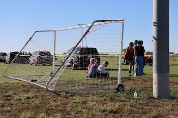 Liberaron sin cargos a la mujer que mató a un niño y a un hombre tras irrumpir con su camioneta en un partido de fútbol infantil en Kansas