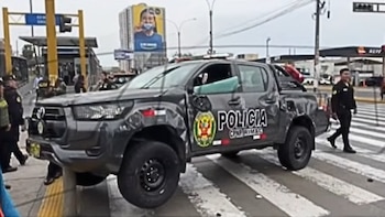 Patrullero se empotra contra poste en plena vía del Metropolitano tras chocar con otro vehículo en Independencia