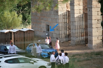 Aseos temporales colocados por la boda y vallas apoyadas en los muros del monasterio