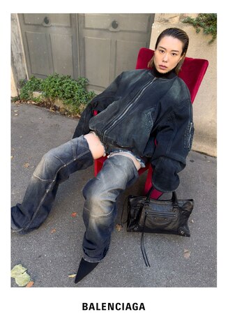 Desde el campo de tiro hasta las calles de París, Kim Ye-Ji se adapta con maestría al mundo de Balenciaga, una marca que, al igual que ella, redefine las reglas del poder visual y el estilo. (Balenciaga / Juergen Teller)