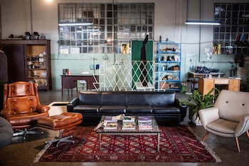 La mayoría del mobiliario es