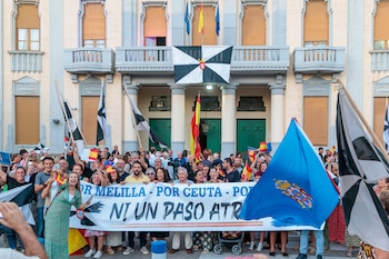 La convocatoria se ha desarrollado bajo el lema “Por Melilla, por Ceuta, por España: ni un paso atrás”. (Giner/EFE)