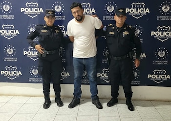 La deportación desde Estados Unidos derivó en la detención de Melvin Moisés López Rubio al ingresar a El Salvador por el Aeropuerto Internacional San Óscar Arnulfo Romero y Galdámez. (Foto cortesía PNC)