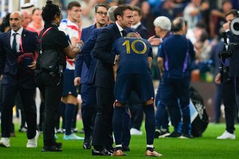El presidente de Francia, Emmanuel Macron, consuela a Kylian Mbappé tras la derrota por penales en la final de la Copa del Mundo, el domingo 18 de diciembre de 2022, en Lusail, Qatar (AP Foto/Natacha Pisarenko)