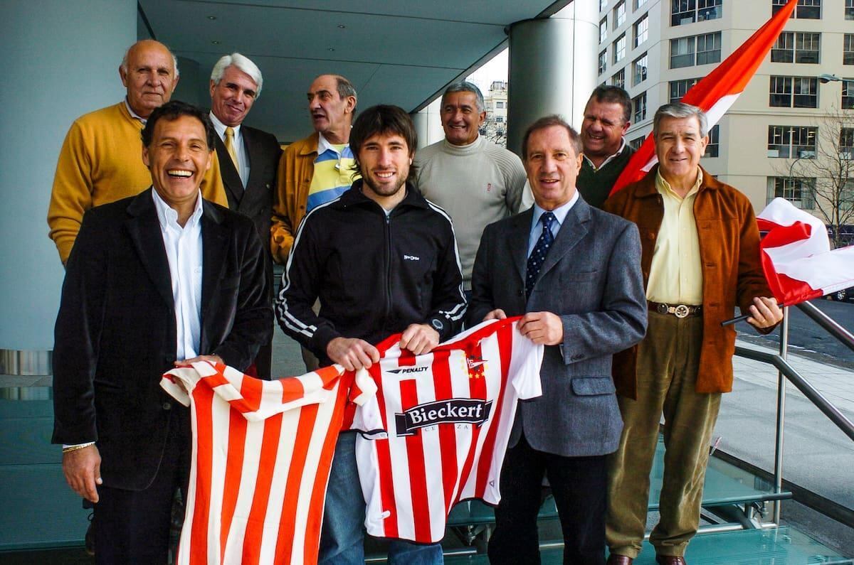 Russo y Bilardo en una imagen con viejas glorias de Estudiantes