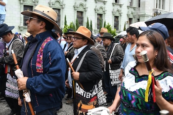 Integrantes de la organización indígena 48 Cantones de Totonicapán participan en una marcha este martes, en Ciudad de Guatemala (Guatemala). EFE/ Alex Cruz