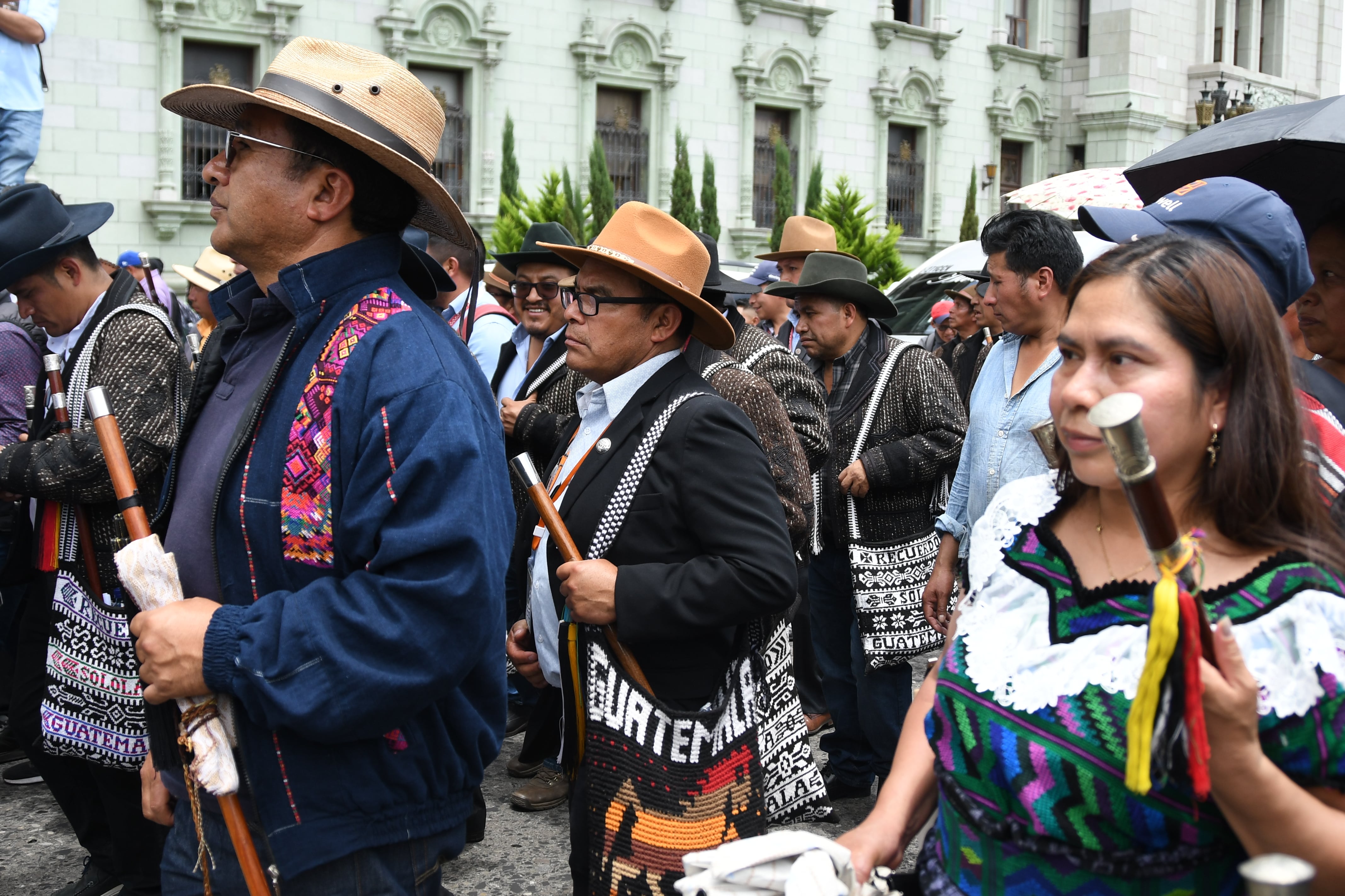 Integrantes de la organización indígena 48 Cantones de Totonicapán participan en una marcha este martes, en Ciudad de Guatemala (Guatemala). EFE/ Alex Cruz