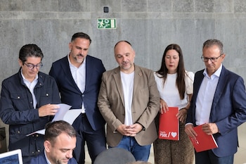 22/10/2026 El cabeza de lista al Congreso, José Antonio Valbuena, junto a sus compañeros del PSOE, en el registro de candidaturas al Congreso
POLITICA
PSOE TENERIFE