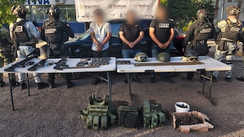 Armamento, ponchallantas y tres detenidos: