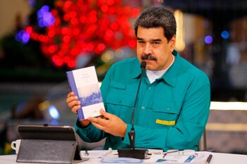 El dictador venezolano Nicolás Maduro sostiene en sus manos el libro "El país del diablo", de la escritora argentina Perla Suez, en un acto de gobierno en Caracas (Foto: EFE)