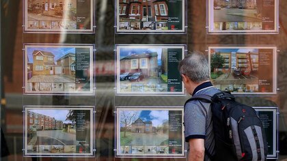 Los españoles retrasan a junio la contratación de hipotecas para conseguirlas más baratas 