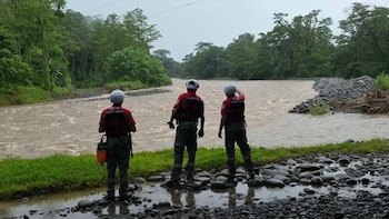 Aumento repentino de río en Costa Rica arrastra a dos excursionistas y deja a 38 personas atrapadas