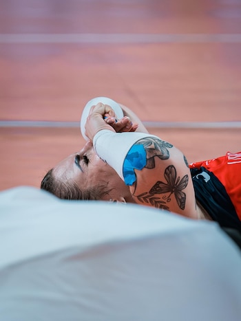 Fernanda Tomé llorando de emoción tras victoria de San Martín ante Universitario en duelo decisivo.
