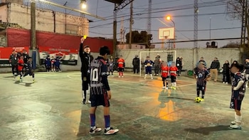 “No es lo más justo”: el árbitro que amonestó a dos capitanes por los insultos de sus padres explicó por qué lo hizo