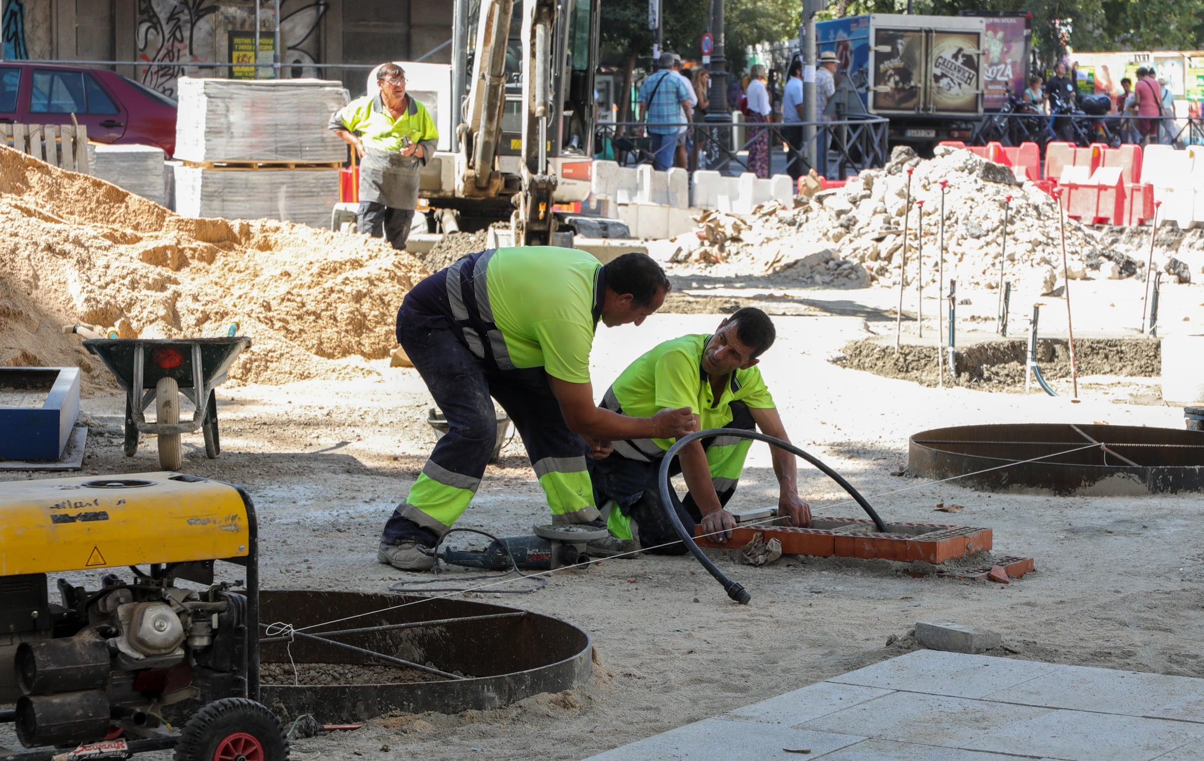 Dos obreros trabajan en una obra en el centro de Madrid (Jesús Hellín / Europa Press)