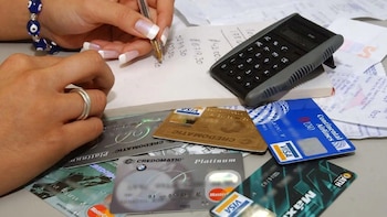 Membresía en tarjetas de crédito: especialistas recomiendan revisar condiciones y consumos mínimos. (Foto: Agencia Andina)
