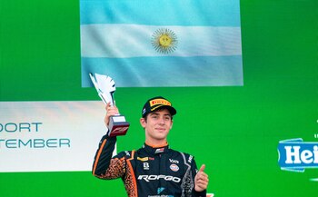 Franco Colapinto celebrando en una