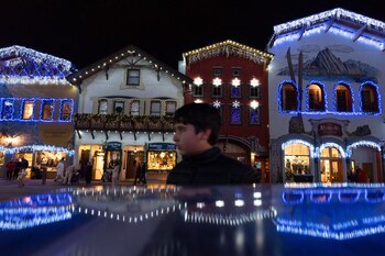 Un niño pasa junto a