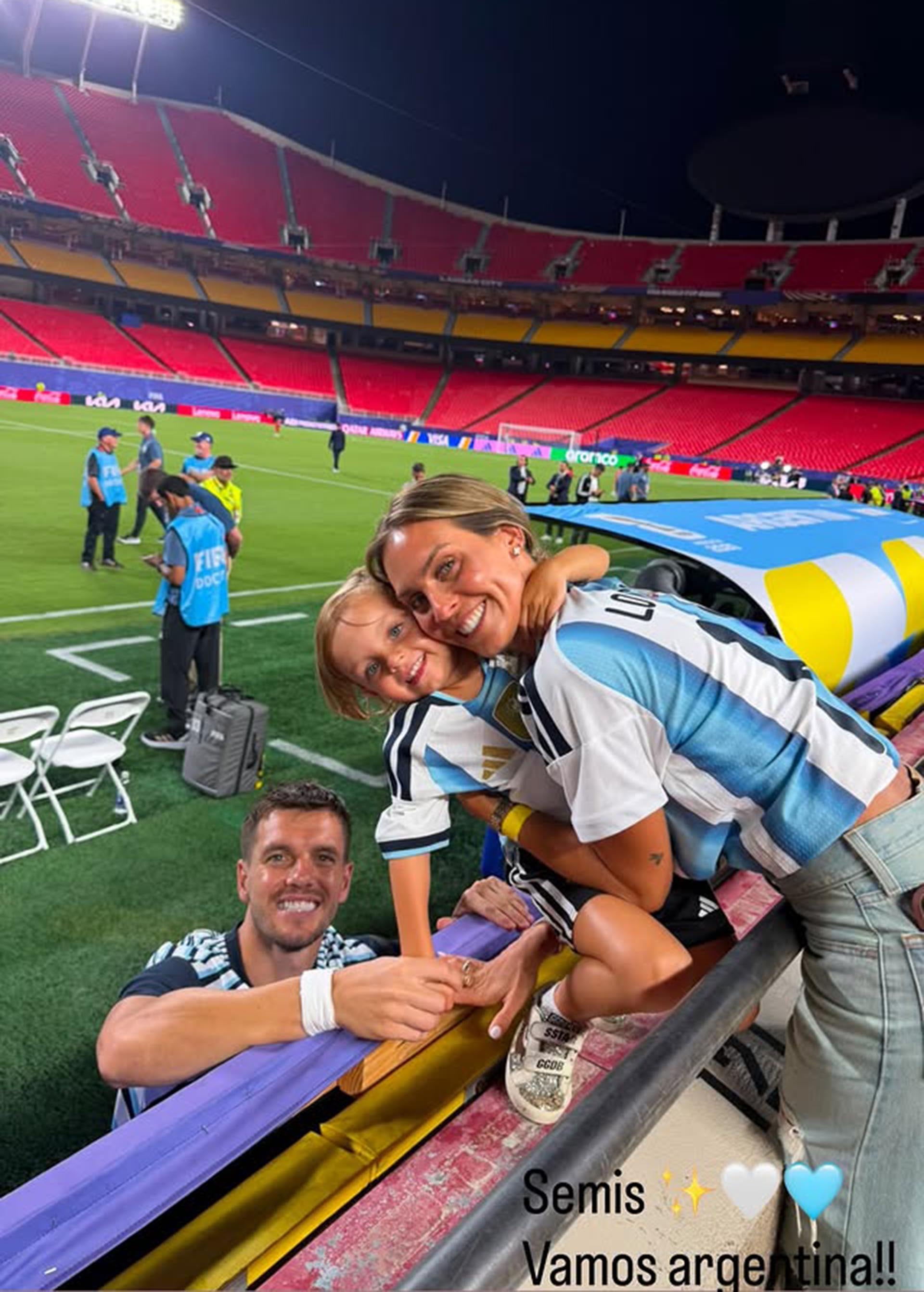 Emilia, la hija de Giovani Lo Celso y Magui Alcacer estuvo presente en el pase de Argentina a semifinales (@maguialcacer)