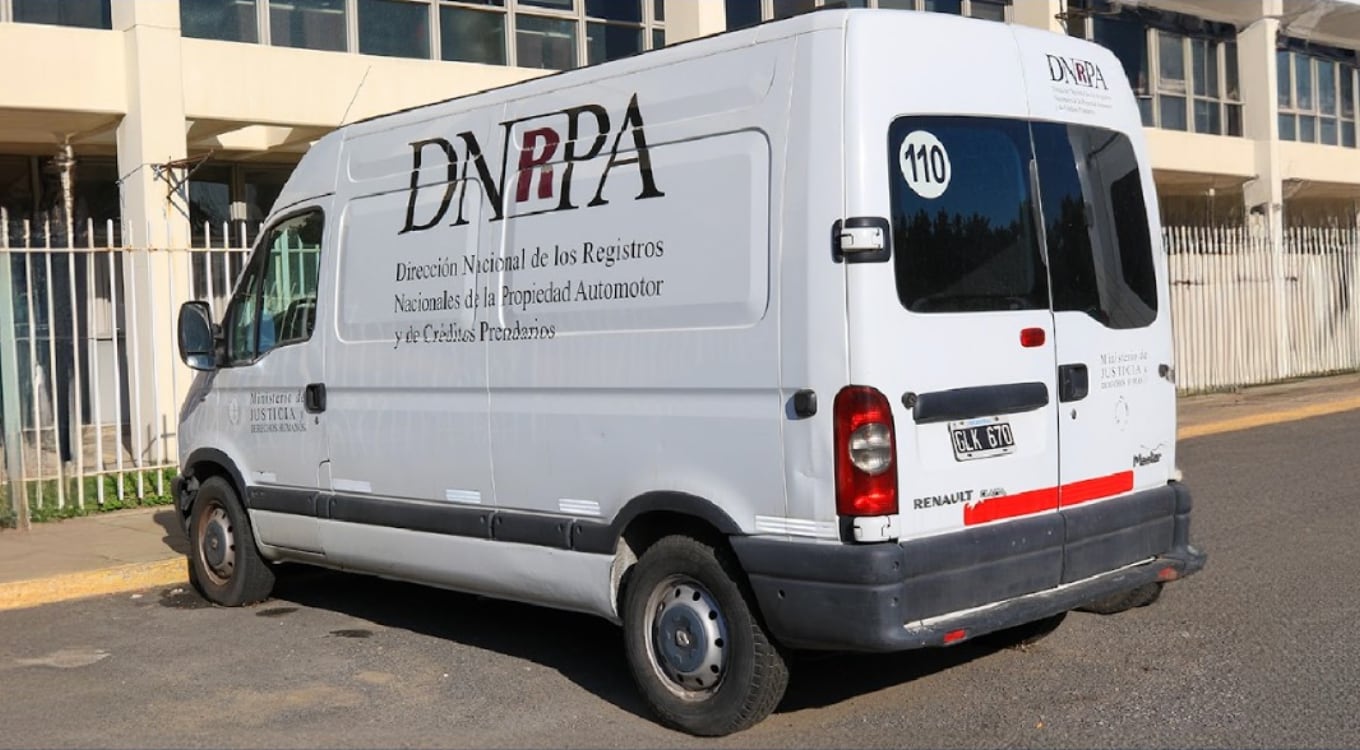 Ford Transit Bus modelo 2014 que pertenecía al Ministerio de Justicia (AABE)