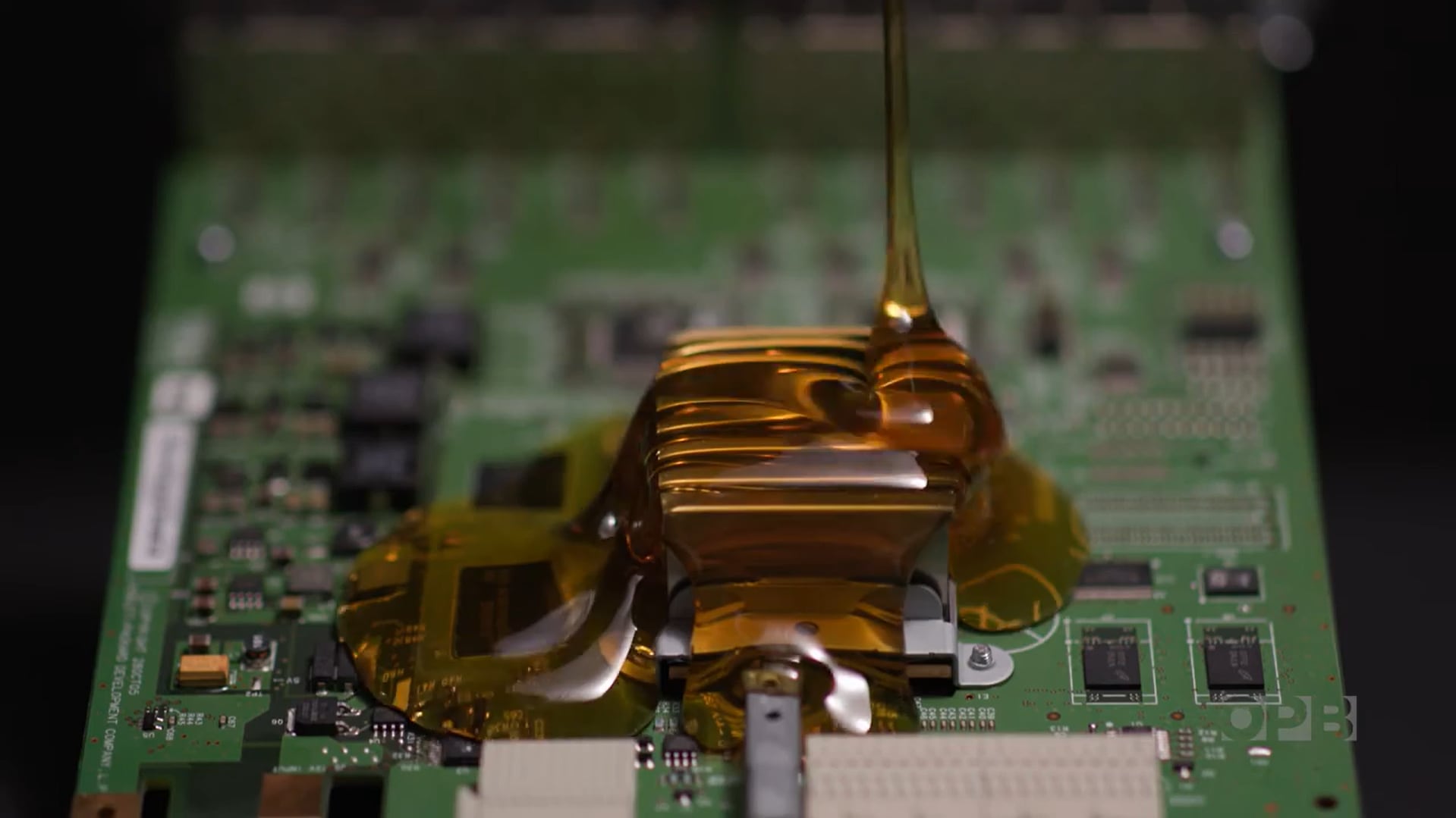 La miel, procesada y utilizada como dieléctrico, ofrece una opción biodegradable y de bajo costo para la fabricación de memristores (OPB)