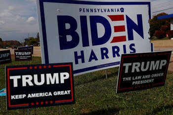 Foto del miércoles de carteles electorales de Joe Biden y Donald Trump en Monroeville, Pensilvania.
Oct 21, 2020. REUTERS/Shannon Stapleton