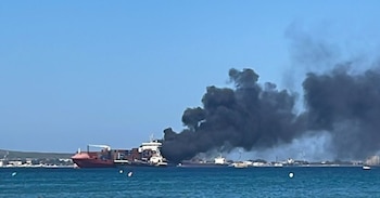 Columna de humo del barco