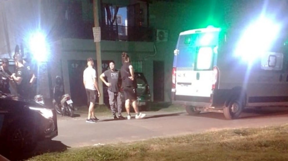 Patrullero policial y zona acordonada tras un ataque a tiros en Rosario