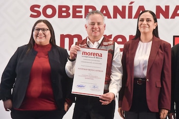 CIUDAD DE MÉXICO, 26AGOSTO2026.- Santiago Nieto fue designado Coordinador de la Defensa de la Transformación y la Soberanía Nacional por Querétaro de la coalición Morena, PT y PVEM. Lo acompañaron: Ariadna Montiel Reyes, presidenta nacional de Morena y Citlalli Hernández, presidenta de la Comisión Nacional de elecciones de Morena. FOTO: MARIO JASSO/CUARTOSCURO.COM